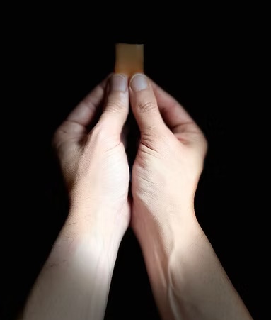 Manos sosteniendo una lámina Holy Strip